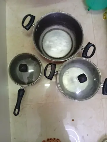 Set of 3 used cooking pots with lids - Good condition
