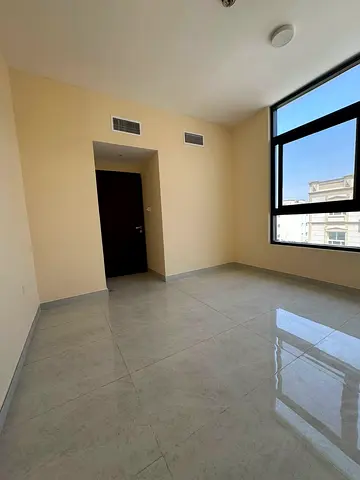 شقه غرفه وصاله بالشارقه مويلح التجاريه منطقه المدارس قريب من مطار الشارقه مساحه جيدة قريب من جميع الخدمات