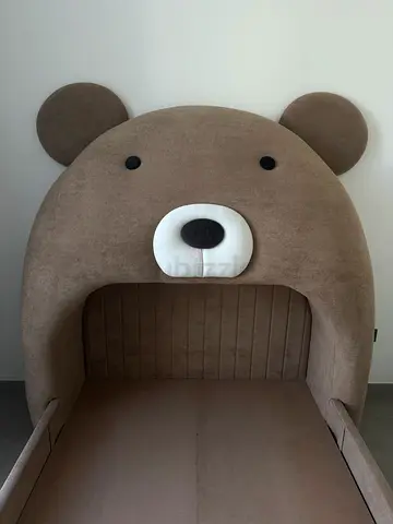 Bear-shaped toddler bed (good condition)