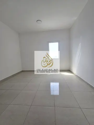 🏡✨ شقة فاخرة للإيجار السنوي في الجرف 2 – عجمان ✨🏡  فرصة مميزة للعائلات الباحثة عن المساحات الواسعة والسكن الراقي في موقع حيوي ومميز 📍 شقة رائعة بمن