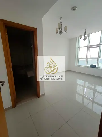 شقة غرفتين ماستر وصالة للإيجار في الشارقة الخان مع بلكونة وستور وموقع مميز قريب من الكورنيش والخدمات