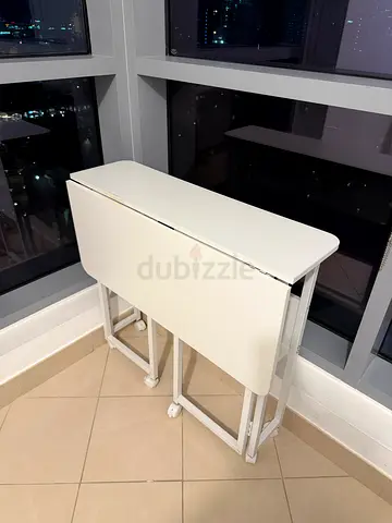 Foldable desk table
