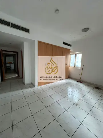 شقة غرفتين وصالة للإيجار في الشارقة المجاز 2 بموقع مميز على مخرج دبي مع بلكونة وغرفة ماستر وقريه من جميع الحدمات