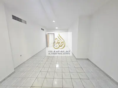 شقة 3 غرف وصالة للإيجار في المجاز 2 بالشارقة بموقع استراتيجي قريب من شرطة البحيرة وسهل المخرج إلى دبي مع صيانة مجانية ومساحات واسعة وتشطيب مميز وتسهيل