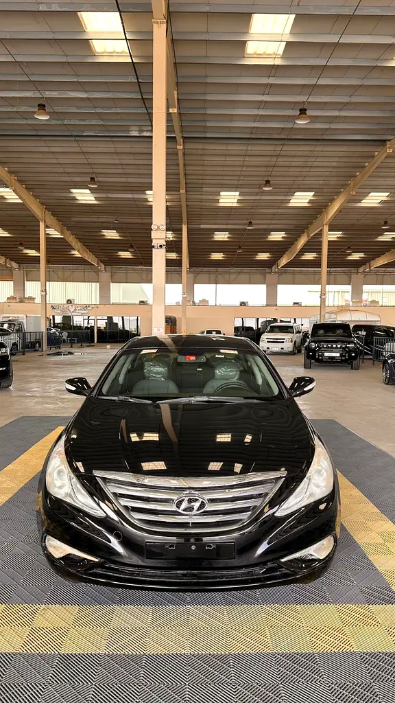 Hyundai Sonata 2012 — photo 1 of 7