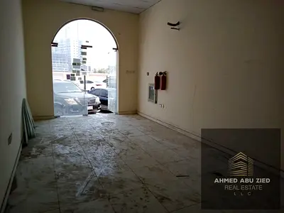 محل تجاري بمساحة واسعة بالراشدية 1 مع حمام، موقع استراتيجي ممتاز بجانب باركن واسع، مناسبة لكل انواع التجارات الإيجار السنوي 40,000 درهم، 4 أو 6 دفعات٠