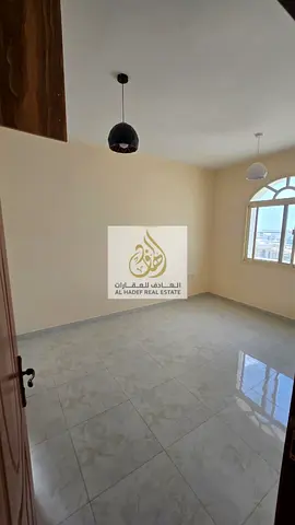للإيجار بالجرف 2 عجمان، غرفة وصالة مع 2 حمام وبلكونة بإطلالة مفتوحة وخزائن حائط، موقع مميز قريب من مركز دلتا والجامعة والمحكمة، الدفع 4 أو 6 دفعات، ال