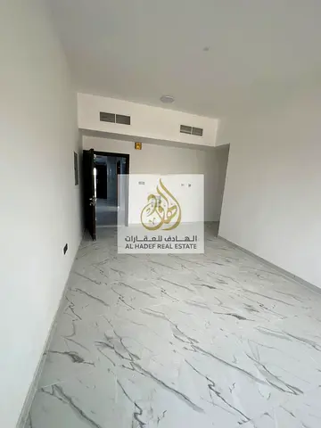 الجرف 3 خلف السوق الصيني غرفه وصاله 2 حمام مساحه ممتازه مع شهر مجاني
