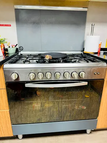 Cooking range with 5 Gas stoves - Indesit (Italian) Brand