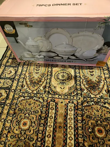 70 PIECE DINNER SET