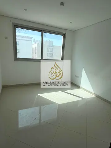للإيجار في الشارقة – الخان | شقة غرفة وصالة داخل برج عائلي مزود بكاميرات مراقبة | الصيانة على المالك | باركنج ترابي متاح | الدفع على 4 دفعات | موقع حي
