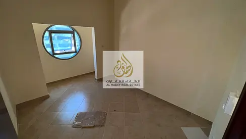 للإيجار في عجمان – شقة غرفتين وصالة بمساحة جيدة وتصميم عملي، مناسبة للعائلات الباحثة عن الراحة والسكن الهادئ.  الشقة تتكون من غرفتين نوم واسعتين وصالة