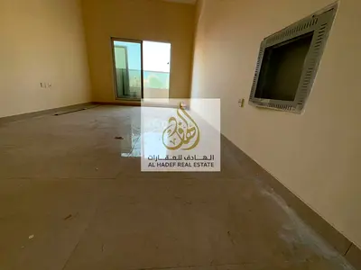 غرفتين وصاله واتنين حمام مع بلكونه اطلاله مفتوحه على الشارع الرئيسي موقع متميز ومساحات كبيره قريب من مخرج دبي