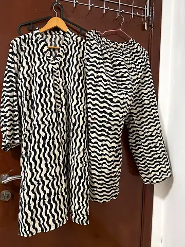 Two Piece Black and White Wave Pattern Set