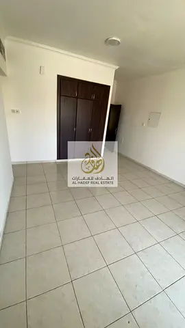 العنوان (Title): شقة واسعة غرفة وصالة مع بلكونة وخزائن بالحائط للإيجار في الراشدية 3 الوصف (Description): للإيجار السنوي شقة مميزة بمساحة كبيرة جداً