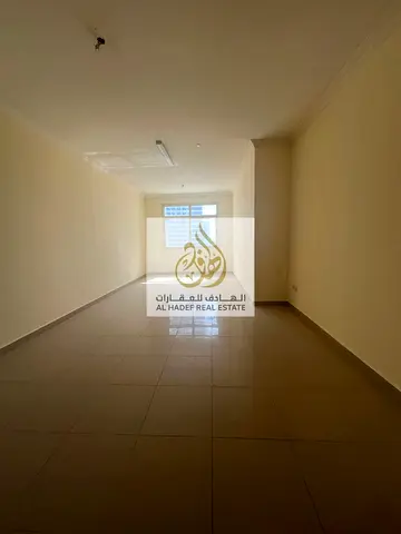 شقة غرفتين وصالة للإيجار في الشارقة الخان بمساحات واسعة وموقع مميز قريب من الخدمات مع تصميم عملي مناسب للعائلات