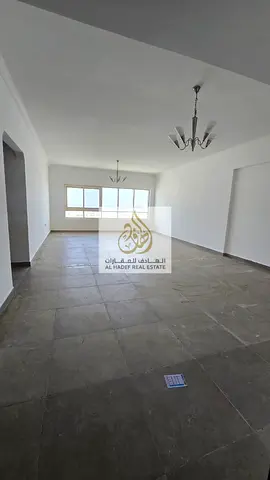 غرفتين وصالة من اكبر المساحات بعجمان  غرفتين وصالة 2 حمام مع بلكونة وخزائن بالحائط  بالنعيمية 1 علي شارع الاتحاد قريب من اسواق الامارات وقريب من داي ت