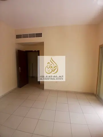 شقة غرفتين وصالة للإيجار في الشارقة المريجة بموقع حيوي قريب من الخدمات ومساحات مريحة مناسبة للعائلات