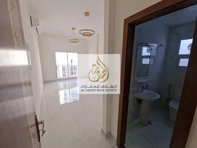 غرفتين وصاله مع ٣ حمام اول ساكن مساحات كبيره وتشطيبات ممتازه جدا موقع قريب من كل الخدمات ومحطه الباص