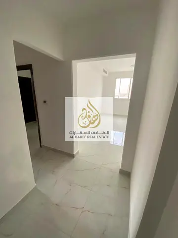 شقة مميزة للإيجار السنوي في منطقة الجرف 3، تتمتع بموقع استراتيجي قريب من جميع الخدمات الأساسية والترفيهية، حيث تقع مقابل مدرسة وودليم بارك مباشرة وخلف