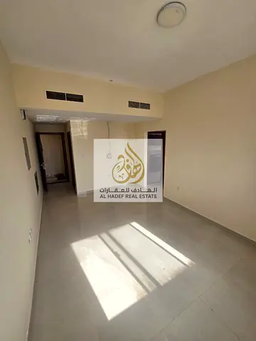للإيجار في إمارة عجمان – شقة مميزة في منطقة الروضة 1، بالقرب من شرطة الحميدية، تتكون من غرفة نوم وصالة مع 2 حمام وبلكونة، مع مساحة جيدة وتصميم عملي يو