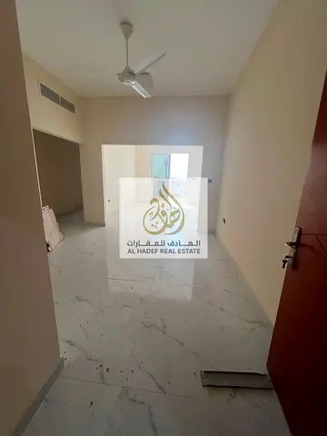 🏢 للإيجار السنوي – شقة غرفتين وصالة بمساحة كبيرة جدًا في الجرف 3 – عجمان
