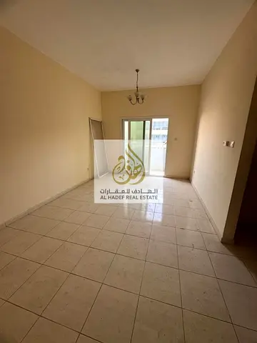 للإيجار في الشارقة – الخان | شقة غرفتين وصالة داخل برج عائلي مزود بكاميرات مراقبة | الصيانة على المالك | باركنج ترابي متاح | الدفع على 4 دفعات | موقع
