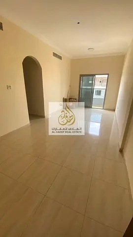 غرفتين وصالة للإيجار في الروضة 2 📍 على شارع الشيخ عمار ✨ بلكونة + 2 حمام بسعر مميز