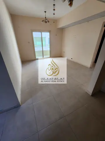 شقة غرفتين وصالة للإيجار في الشارقة القاسمية الند مع بلكونة وموقع مميز قريب من جميع الخدمات