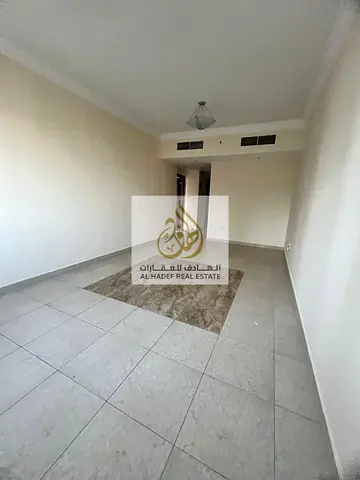 شقة غرفتين وصالة للإيجار في الشارقة التعاون بإطلالة مباشرة على بحيرة الخان مع بلكونة ومساحات واسعة داخل برج عائلي آمن