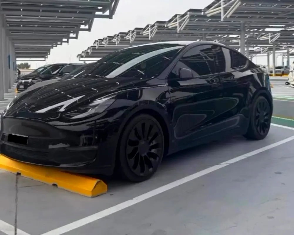 Tesla Model Y 2023 — photo 1 of 5