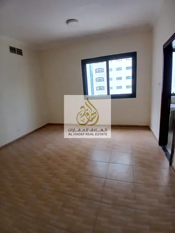 اسكن في قلب الشارقة واستمتع بالراحة والرفاهية في شقة مصممة لراحتك! 🏙️✨