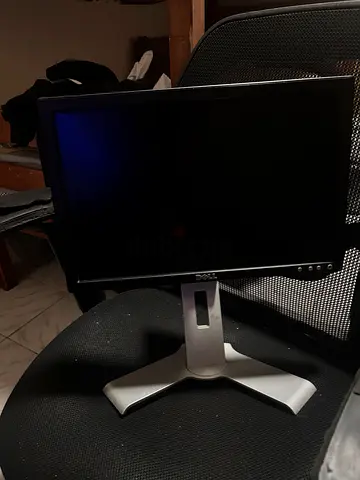 Dell 75 hz 17 inch monitor with Adjustable Stand 360 degrees