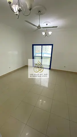 غرفتين وصاله مع اتنين حمام متجدده بالكامل شقه على شارع رئيسي ومساحه كبيره وموقع متميز جدا