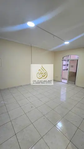 فرصة مميزة للإيجار في عجمان، شقة غرفة وصالة بمساحة كبيرة جدًا تناسب الأفراد أو العائلات الصغيرة الباحثين عن الراحة والسعر المناسب. الشقة تتكون من غرفة