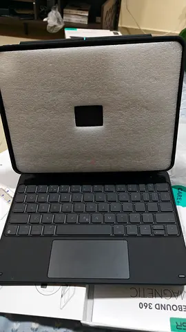 esr Magic Keyboard for iPad Pro 11 ( m4 , m5 )