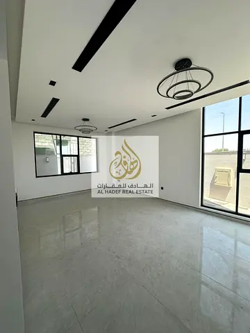 🏡✨ فرصة مميزة للإيجار السنوي – فيلا أول ساكن في منطقة الزاهية عجمان ✨🏡  إذا كنت تبحث عن الفخامة والرقي والمساحات الواسعة، نقدم لك هذه الفيلا المميزة