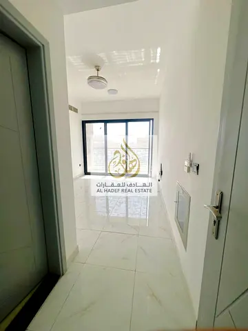 غرفتين وصالة كاش للإيجار في الروضة 3 📍 قريب من شارع عمار ✨ إطلالة مفتوحة كاش