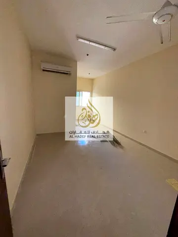 🏡 للإيجار شقة مميزة في منطقة الروضة – على شارع السلام  فرصة رائعة للسكن في موقع استراتيجي يجمع بين الهدوء وقرب الخدمات ✨  🔹 تفاصيل الشقة:  غرفتان نو