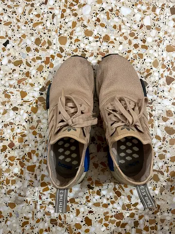 Beige casual unisex sneakers - lightly used - The shoe is original from adidas