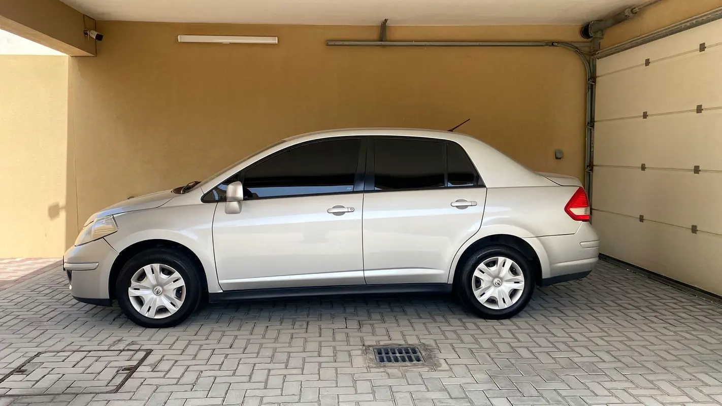 Nissan Tiida 2012 — photo 1 of 13