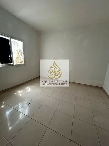 شقة غرفة وصالة للإيجار في النباعة بالشارقة بموقع مميز قريب من جميع الخدمات مع تسهيلات في الدفع حتى 6 دفعات وتأمين نقدي ومساحات عملية مناسبة للأفراد وا