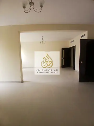 شقة غرفتين وصالة للإيجار في الشارقة المريجة مع تكييف على المالك ومساحات مريحة وموقع مميز قريب من الخدمات