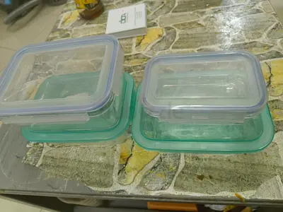 Set of 4 airtight glass food storage containers (used)