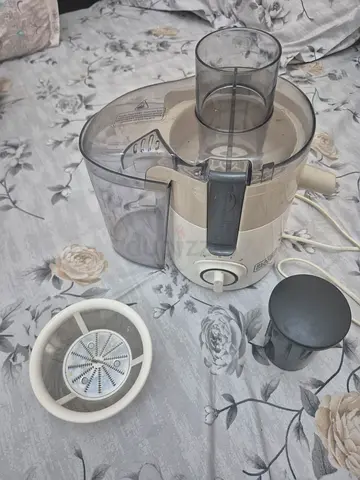 Used Black+Decker juicer with Attachments - Good Working Condition.