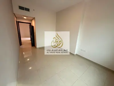 شقة للإيجار السنوي في عجمان – منطقة العامرة، مدينة الإمارات، داخل تاور جديد بالكامل وأول ساكن. تتميز الشقة بمساحة كبيرة وتصميم مريح يناسب العائلات، مع