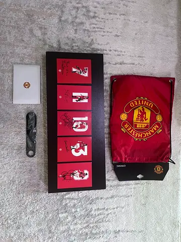 Official Football Manchester United historic signed cards