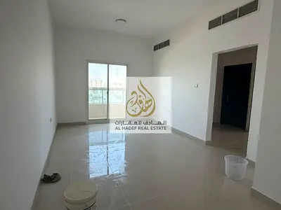 غرفتين وصالة للإيجار في الجرف 3 – عجمان 📍 مساحة واسعة وبناء راقي قريب من شارع الشيخ محمد بن زايد ✨ عوائل فقط