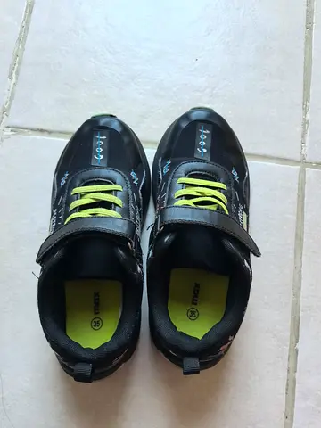 Kids Max black athletic sneakers with velcro and green laces, Limited use— size 35