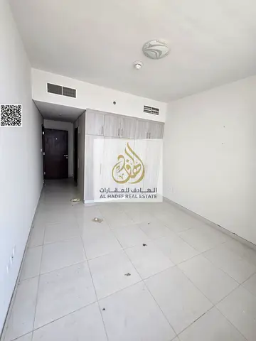 Two bedrooms, a living room, two bathrooms, two balconies with open views, a very large kitchen with central gas and built-in wardrobes. Very spacious